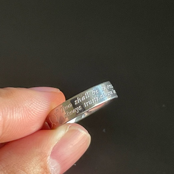 Pre-owned engraved letter promise ring size 9 - Picture 5 of 8